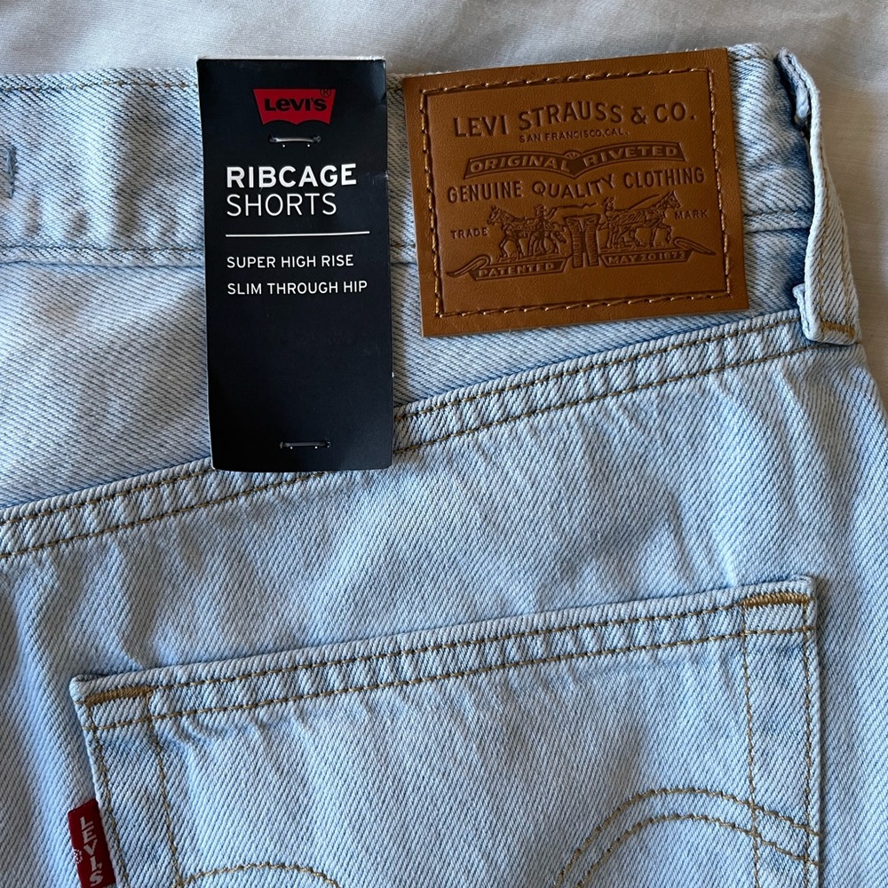 NWT Levi’s Ribcage High Rise Bermuda Shorts